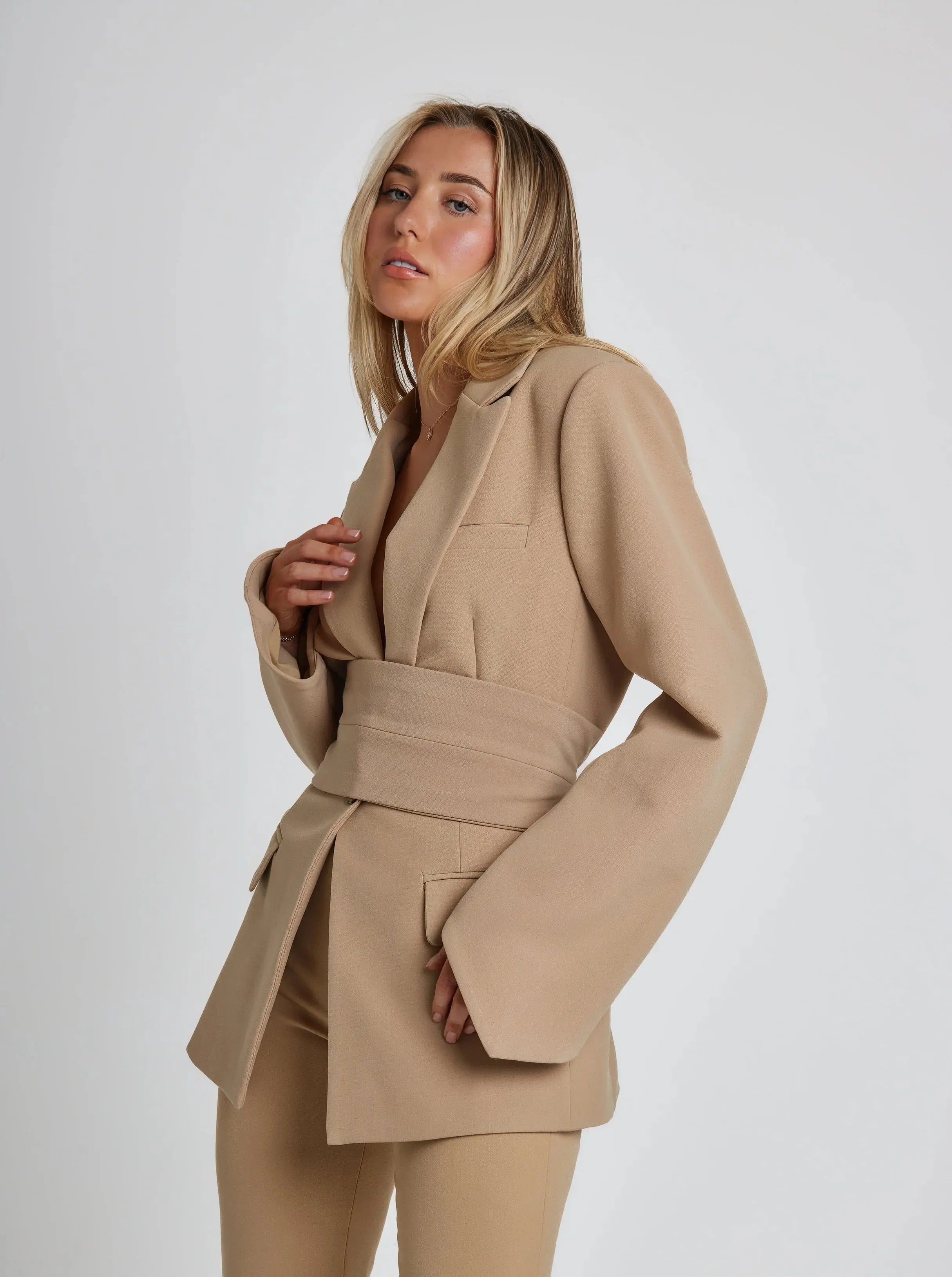 Janina | Elegante Blazer met Riem – Stijlvol Ontwerp voor Elke Gelegenheid