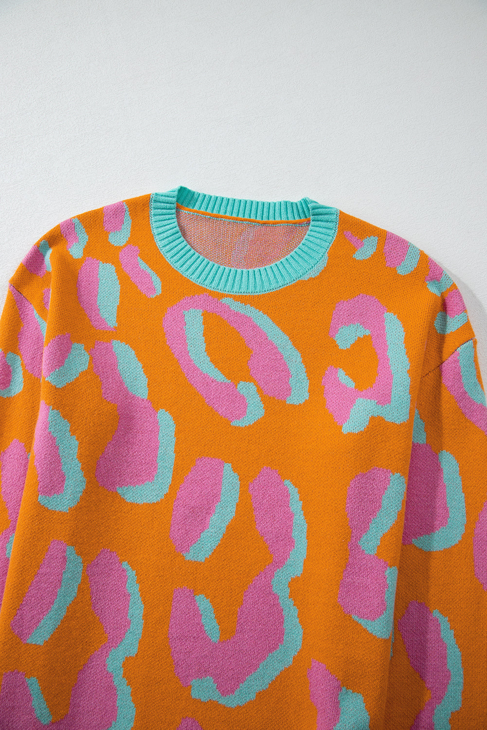 Everly | Kleurrijke gebreide damestrui met luipaardprint in oranje, roze en groen