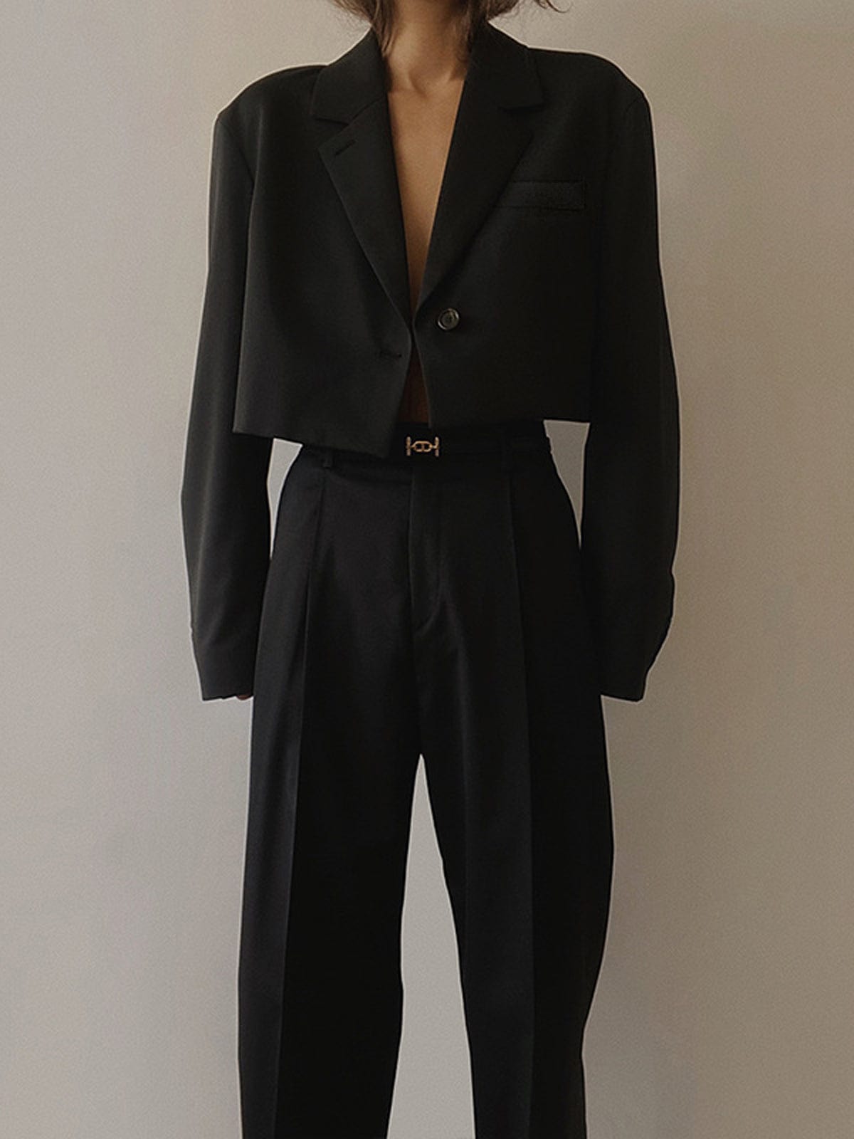 Selina | Trendy zwarte cropped blazer voor dames als kantooroutfit