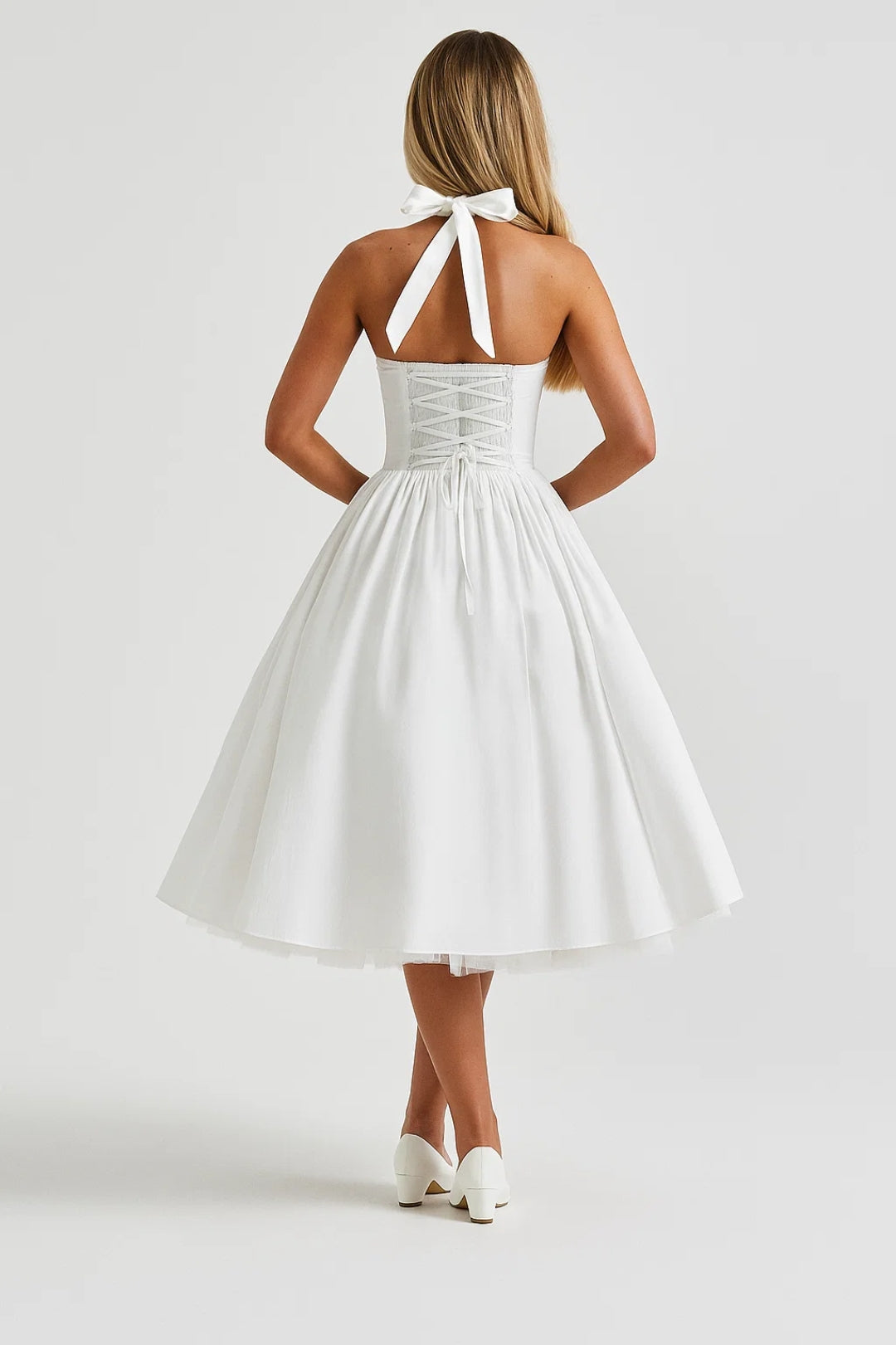 Elegante Halter Midi Jurk met Uitlopende Rok en Tailleaccent