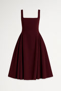 Elegante Midi Jurk met Brede Bandjes en Uitlopende Rok