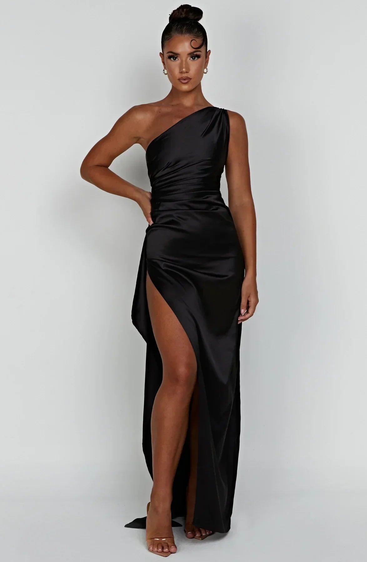 Aria Satin Split Dress - Dames - Luxe Stof, Stijlvolle Plooien en Moderne Details