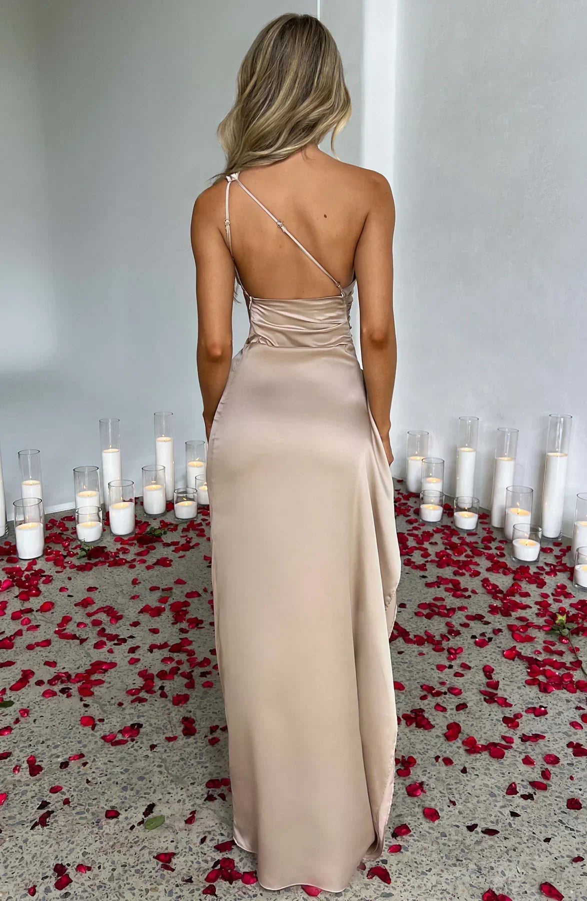 Aria Satin Split Dress - Dames - Luxe Stof, Stijlvolle Plooien en Moderne Details