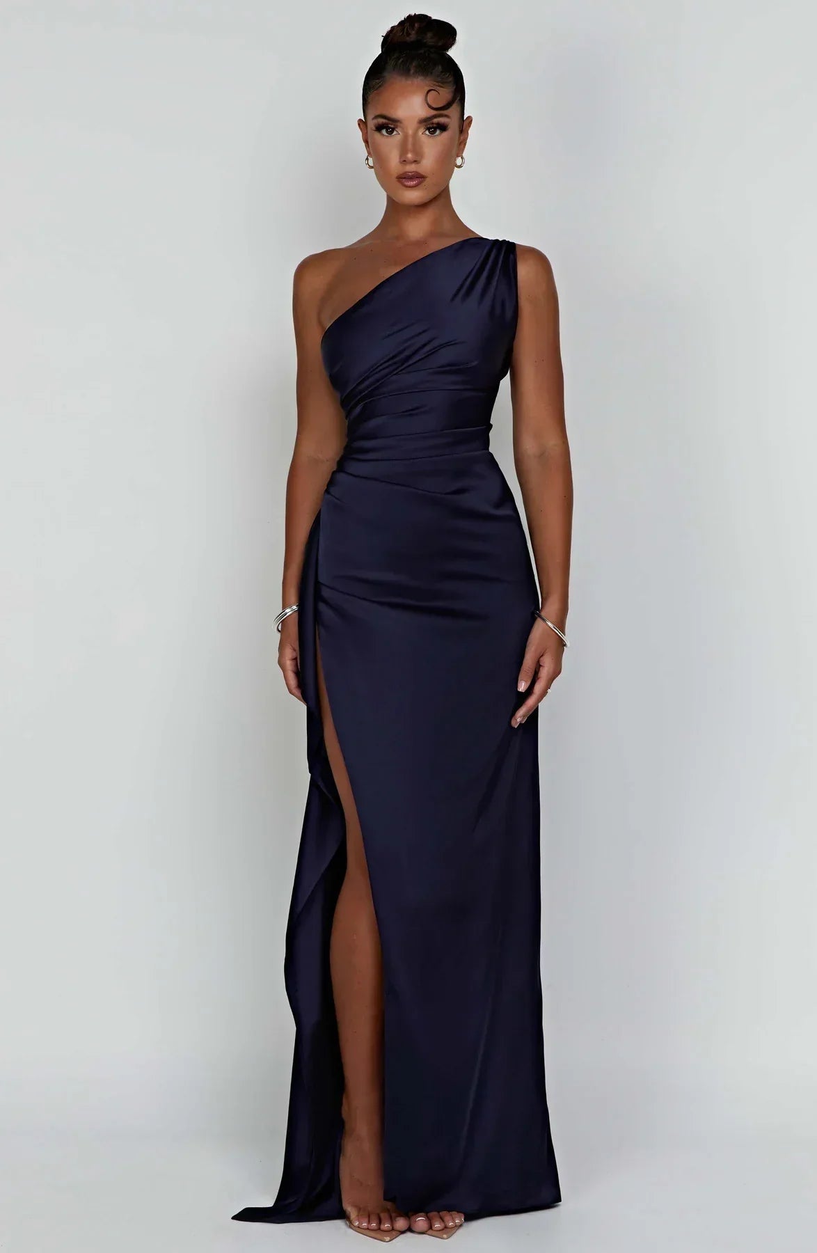 Aria Satin Split Dress - Dames - Luxe Stof, Stijlvolle Plooien en Moderne Details