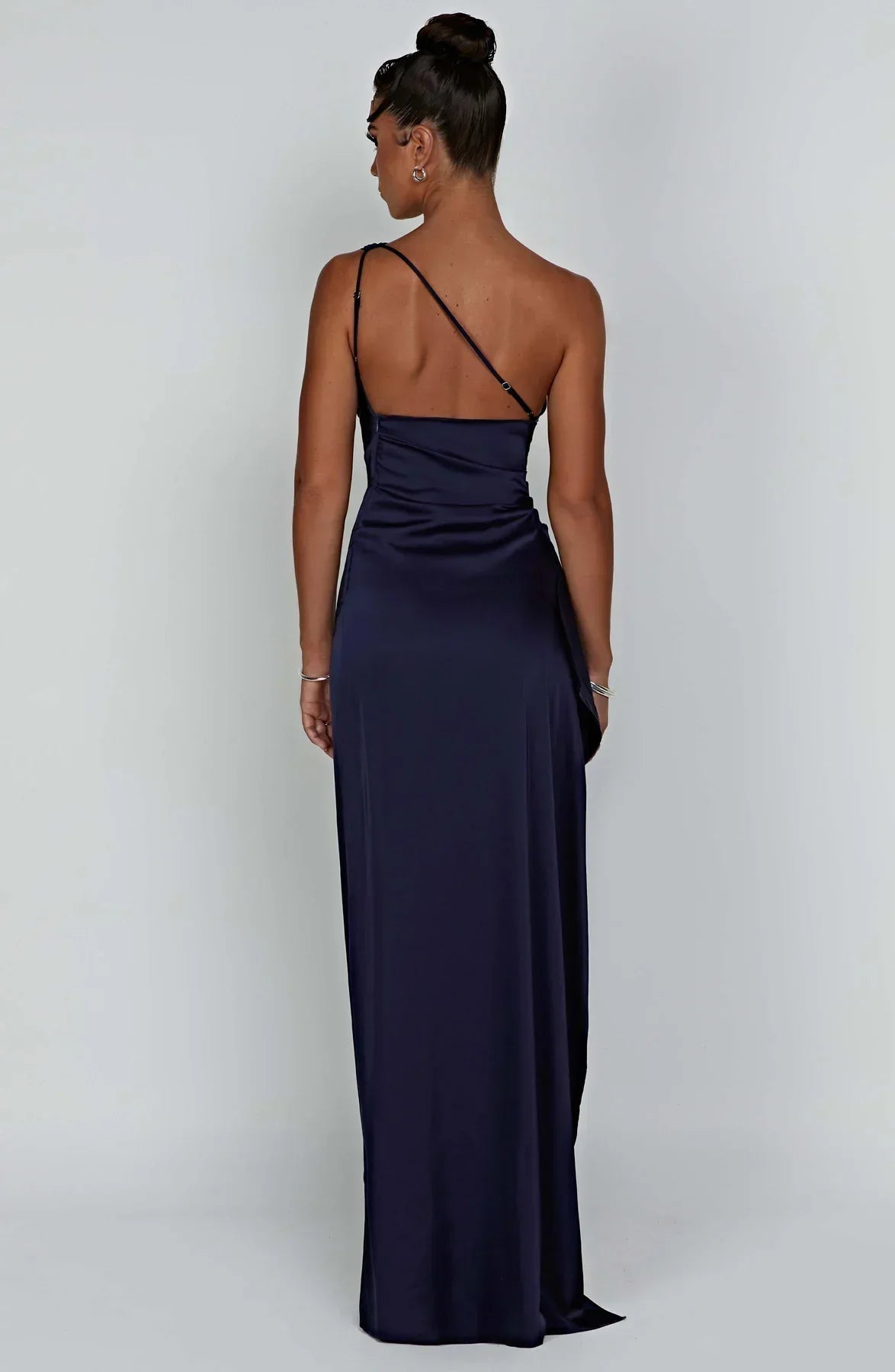 Aria Satin Split Dress - Dames - Luxe Stof, Stijlvolle Plooien en Moderne Details