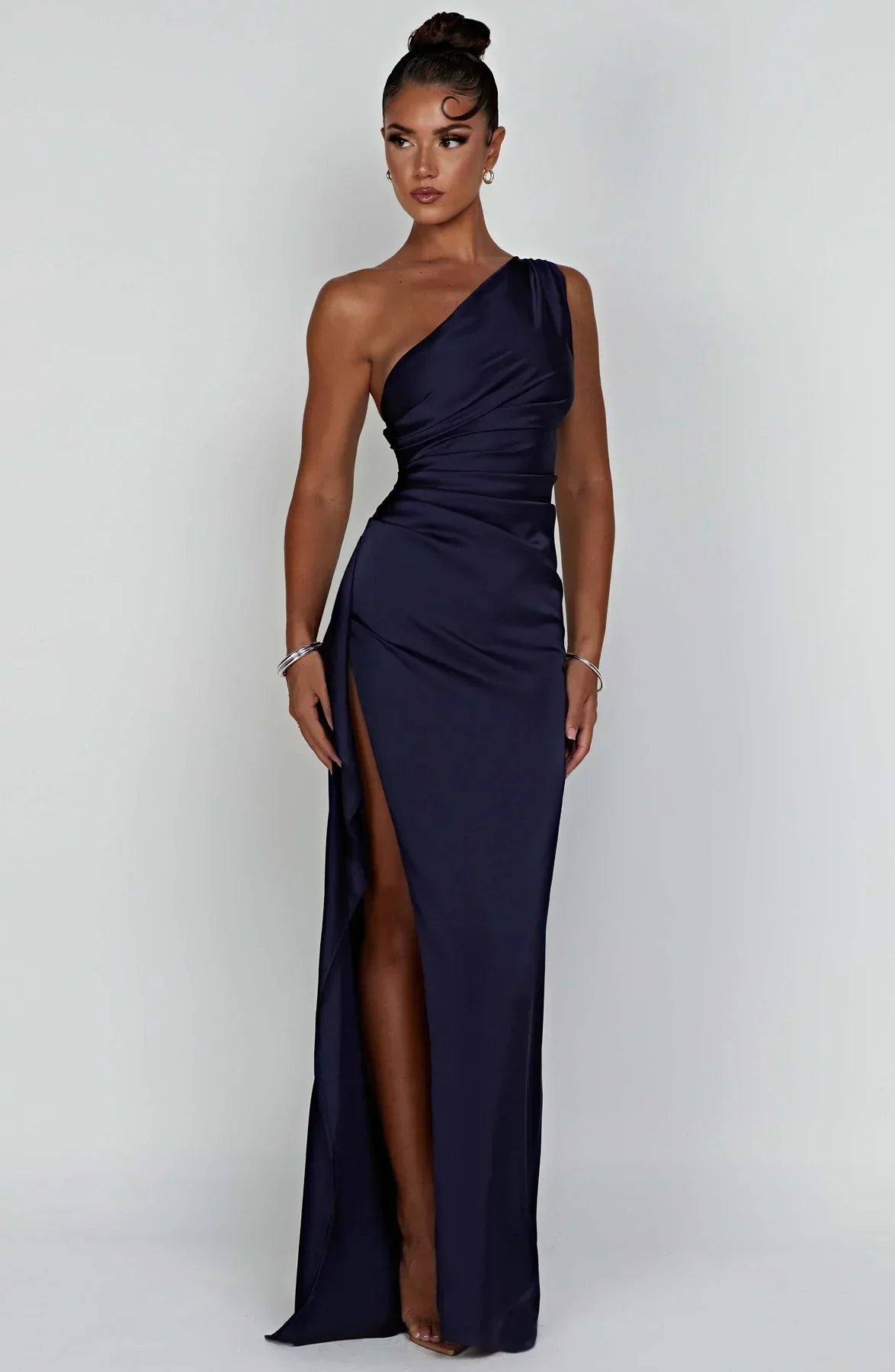 Aria Satin Split Dress - Dames - Luxe Stof, Stijlvolle Plooien en Moderne Details