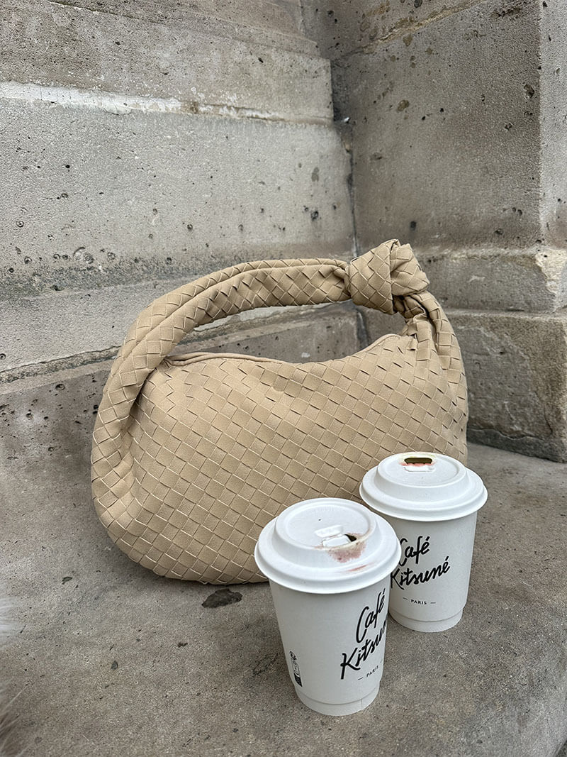 Elicia | Gevlochten Hobo-Tas met Knoopdetail – Stijlvol en Uniek